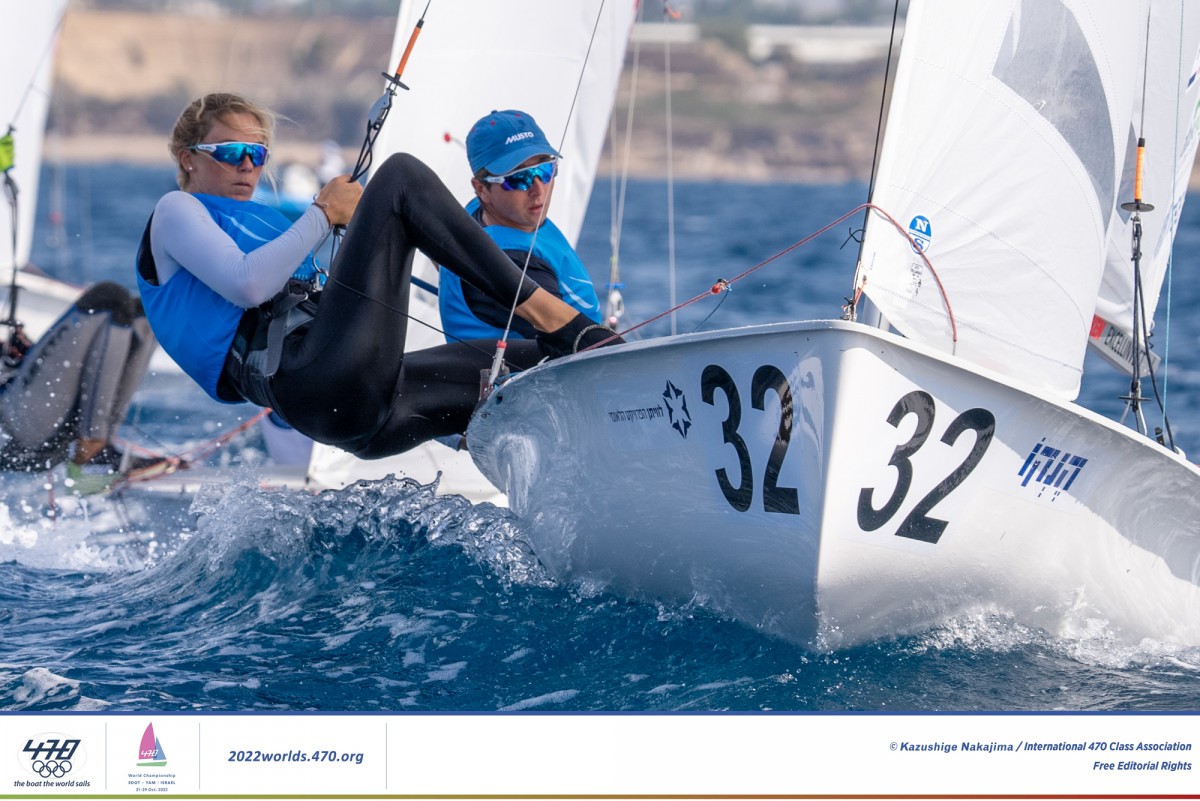 Matisse et Lucie avec le maillot bleu du 2ème (FRA72) au près en sortie de virement de bord