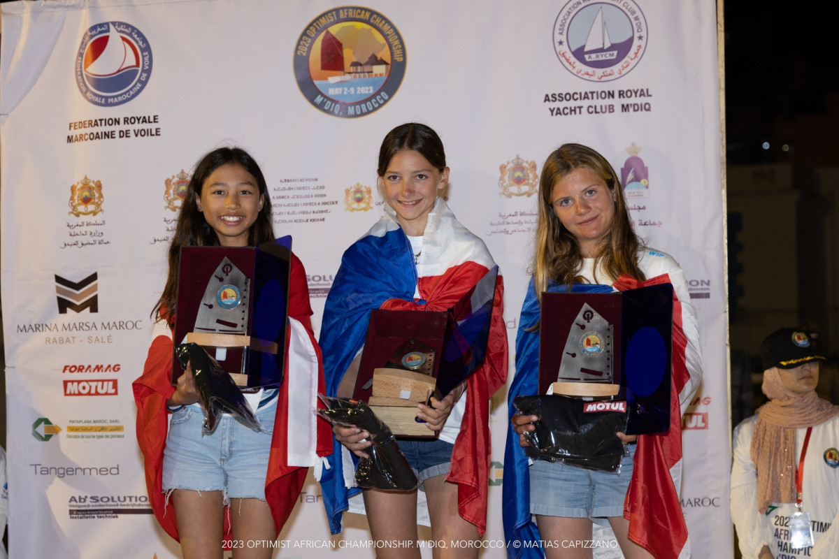 Julie Tricaud Revil (au centre), Championne d'Afrique Optimist 2023 - photo © Matias Capizzano