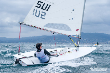 JB Bernaz et les ILCA du Yacht Club de Cannes dans la brise