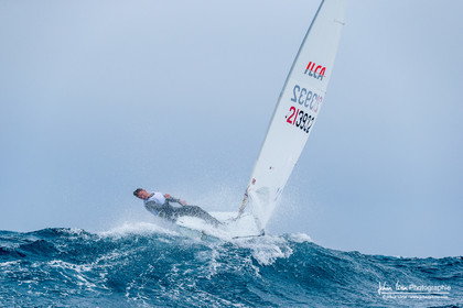 JB Bernaz et les ILCA du Yacht Club de Cannes dans la brise