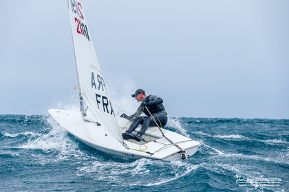 JB Bernaz et les ILCA du Yacht Club de Cannes dans la brise