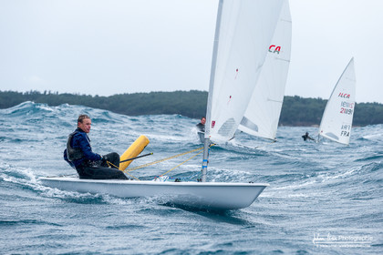 JB Bernaz et les ILCA du Yacht Club de Cannes dans la brise