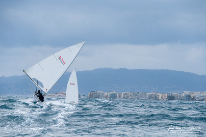 JB Bernaz et les ILCA du Yacht Club de Cannes dans la brise