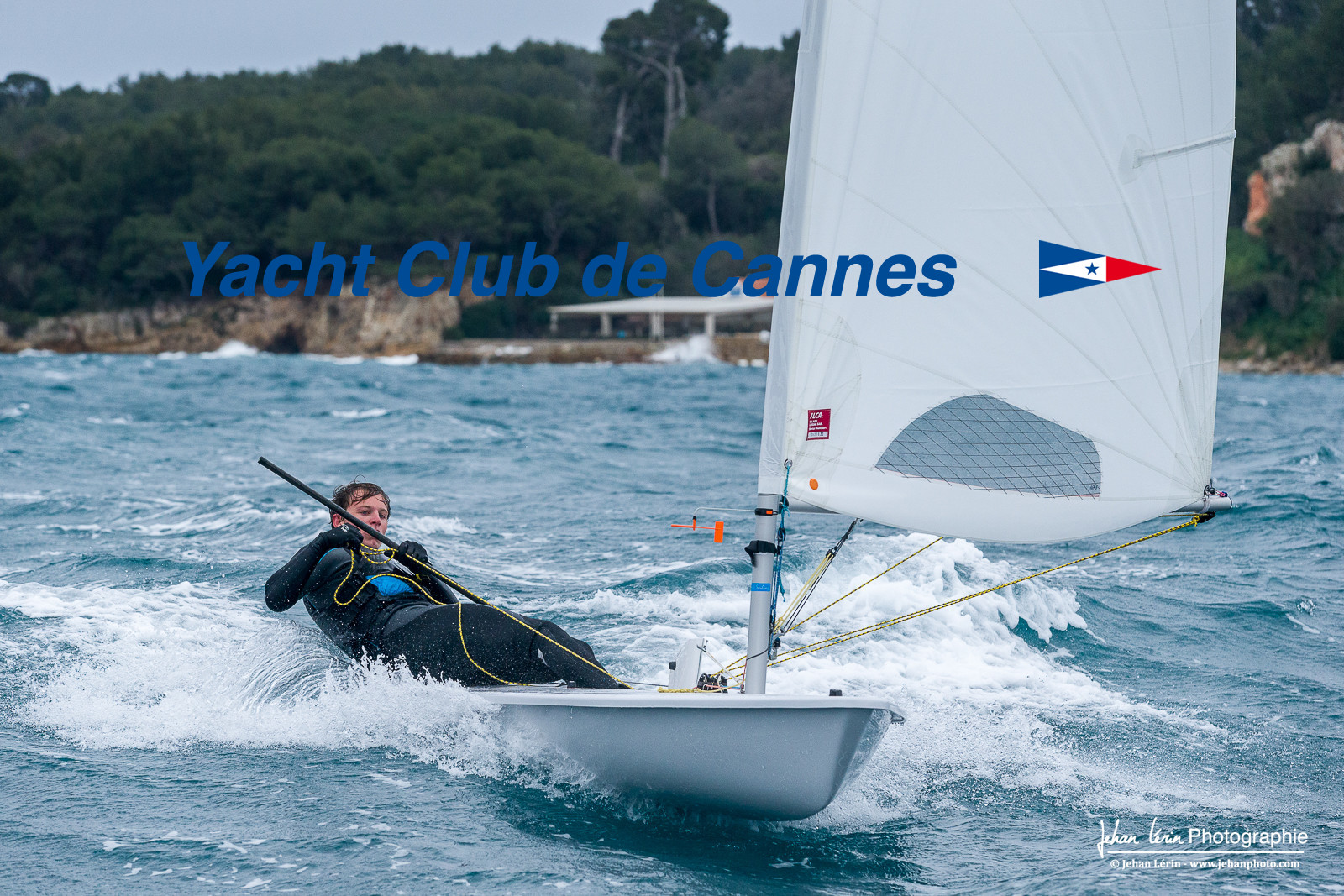 JB Bernaz et les ILCA du Yacht Club de Cannes dans la brise