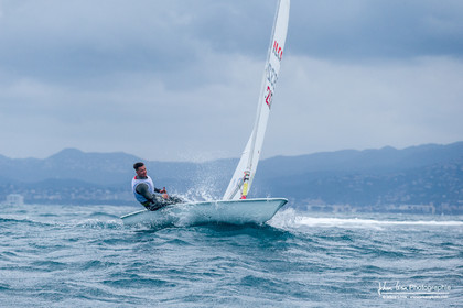JB Bernaz et les ILCA du Yacht Club de Cannes dans la brise