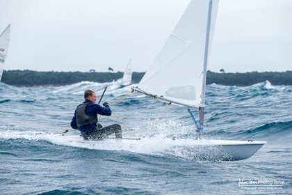 JB Bernaz et les ILCA du Yacht Club de Cannes dans la brise