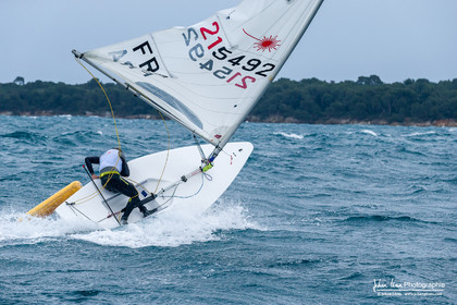 JB Bernaz et les ILCA du Yacht Club de Cannes dans la brise