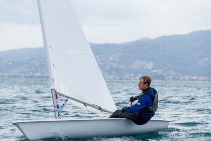 JB Bernaz et les ILCA du Yacht Club de Cannes dans la brise