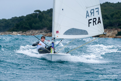 JB Bernaz et les ILCA du Yacht Club de Cannes dans la brise