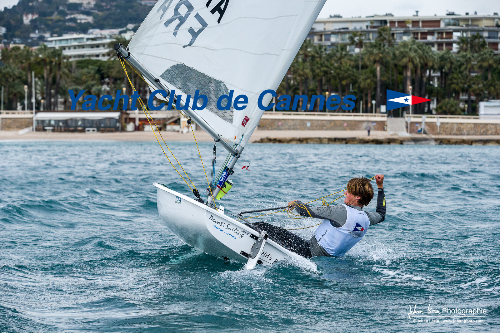JB Bernaz et les ILCA du Yacht Club de Cannes dans la brise