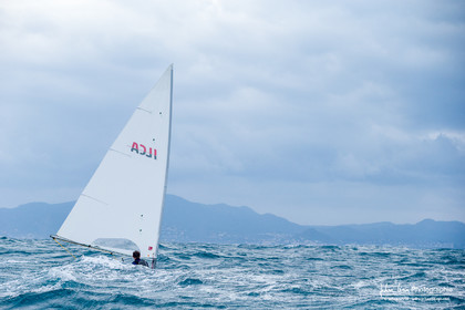 JB Bernaz et les ILCA du Yacht Club de Cannes dans la brise