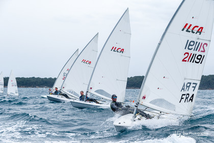 JB Bernaz et les ILCA du Yacht Club de Cannes dans la brise