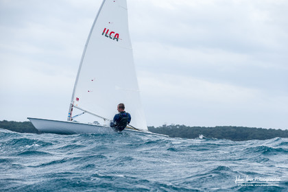 JB Bernaz et les ILCA du Yacht Club de Cannes dans la brise