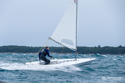 JB Bernaz et les ILCA du Yacht Club de Cannes dans la brise